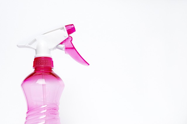 Tim home cleaning service membersihkan rumah
